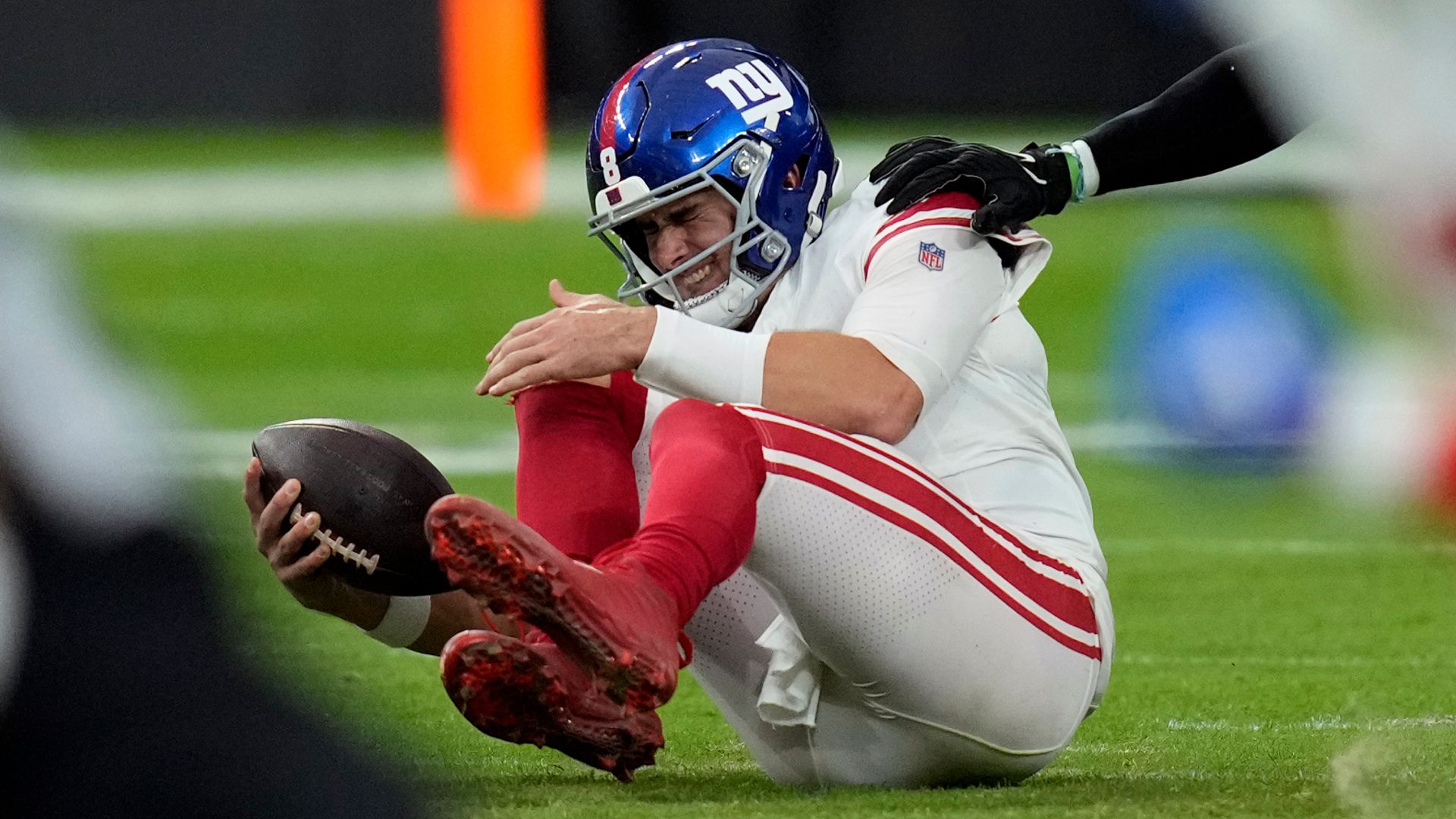 Giants quarterback Jones' season ended by ACL injury