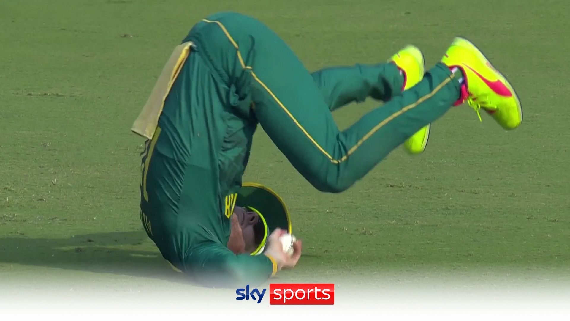 Miller catches ball off his own face! | South Africa star makes remarkable catch