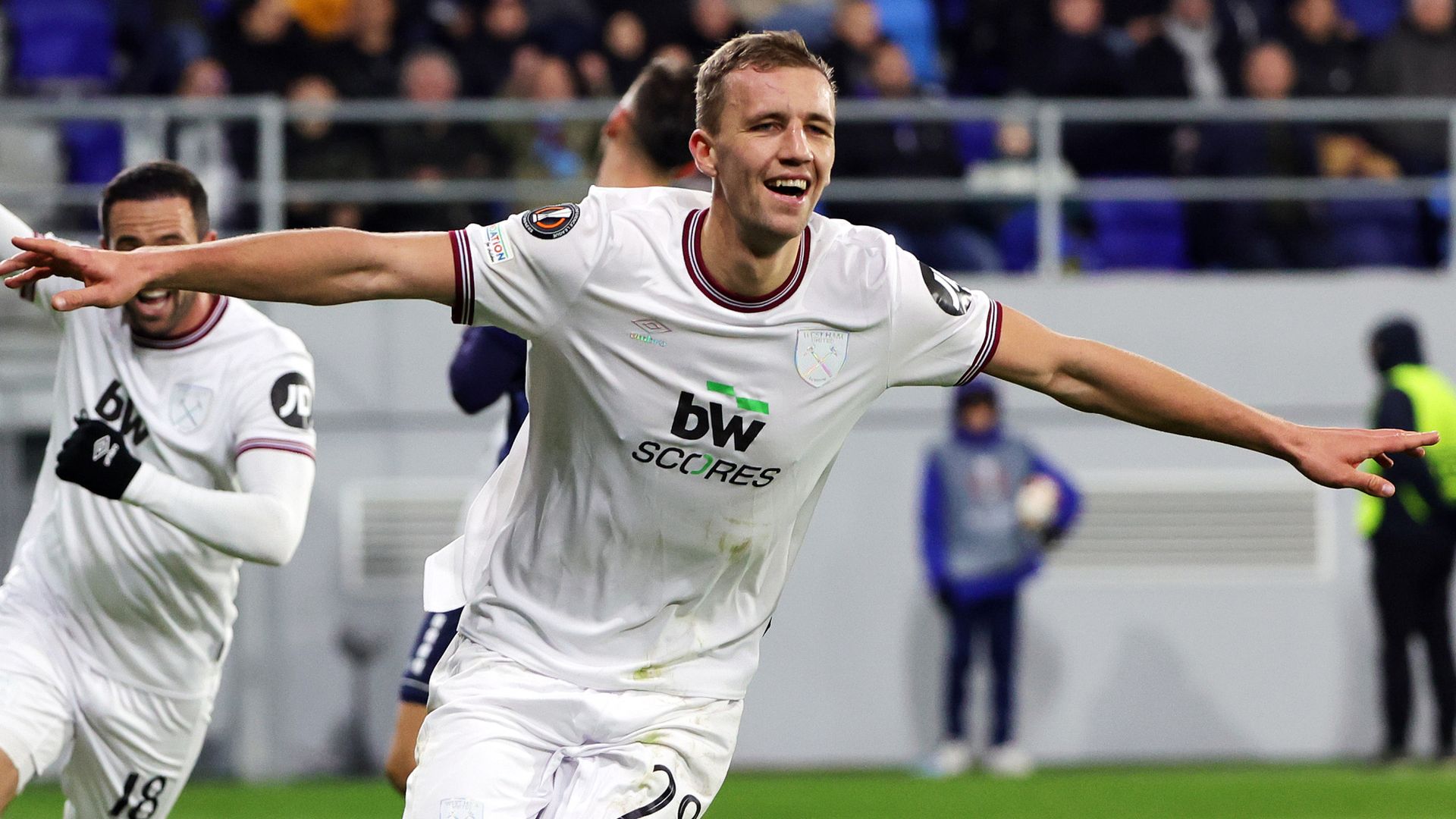 Soucek scores late winner to send West Ham into EL knockout stages