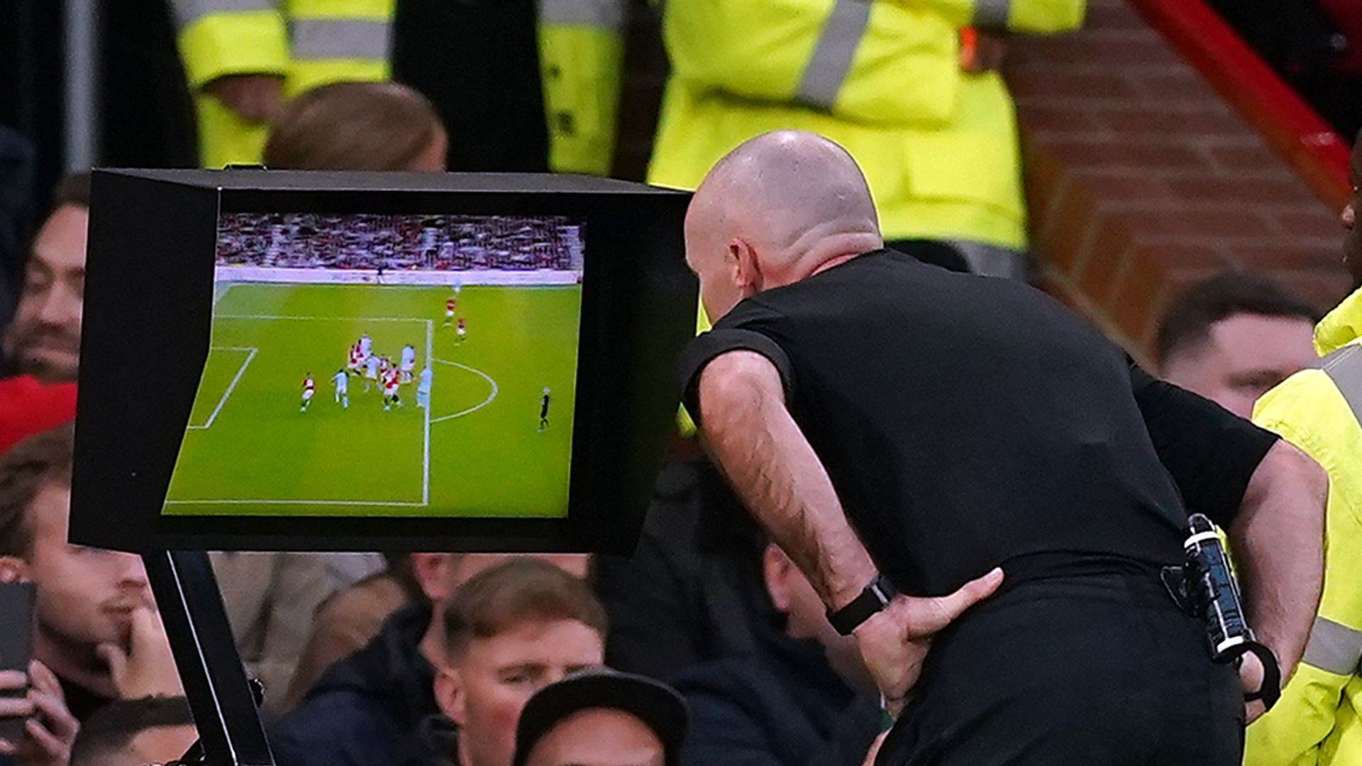 Wrestling, late penalties and 'disgraceful' calls - another tough week for VAR