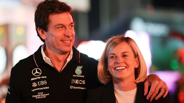 Mercedes takım patronu Toto Wolff (solda), F1 Akademisi genel müdürü eşi Susie Wolff ile birlikte