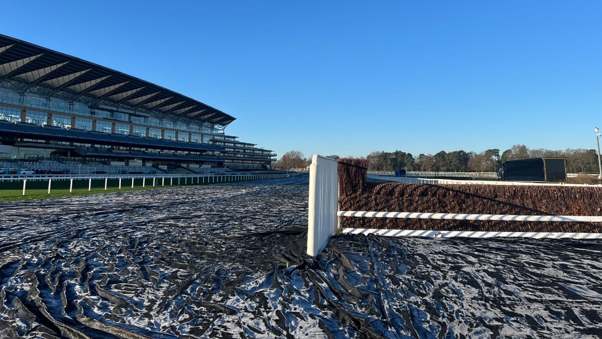 Clarence House Chase card abandoned due to frozen track