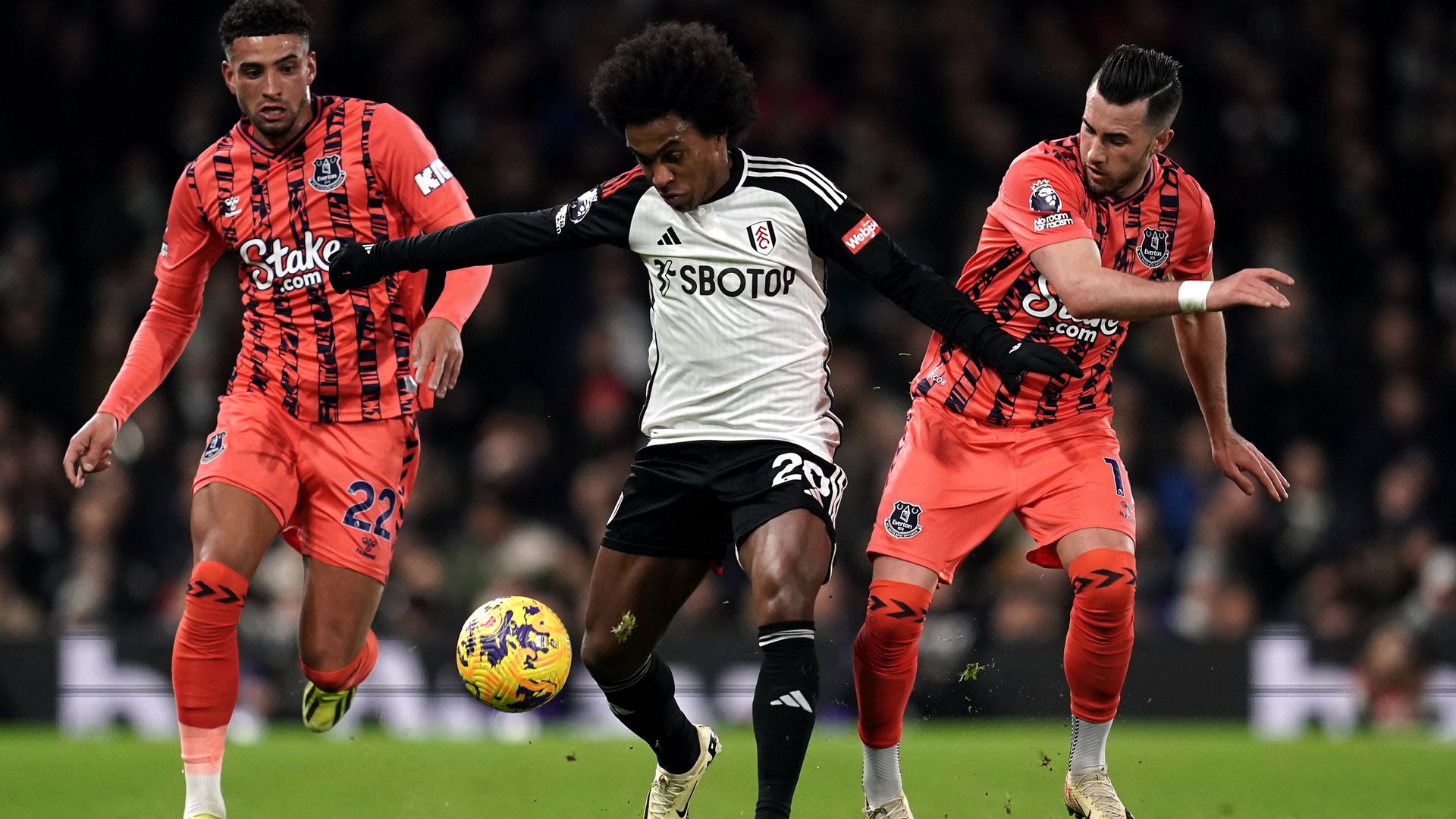 Beto misses sitter in Fulham stalemate as Everton drop into relegation zone