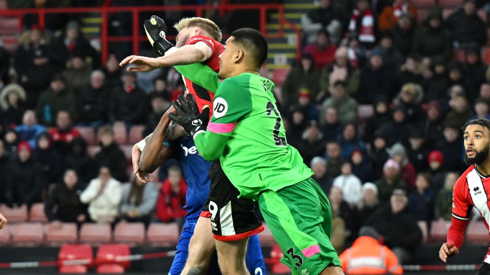 Moyes: Teams 'shrugging shoulders' at level of officiating