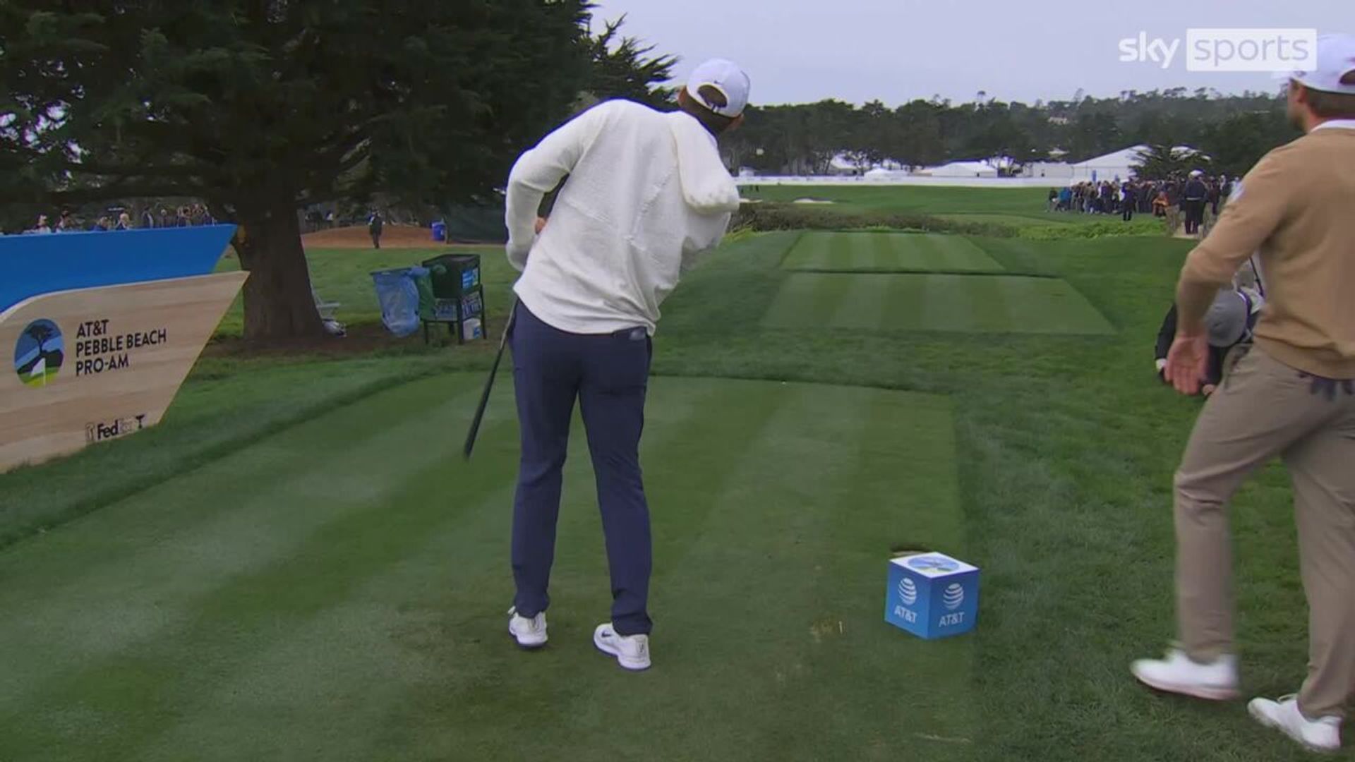 'Could have done himself an injury!' | Scheffler loses balance after extravagant tee shot
