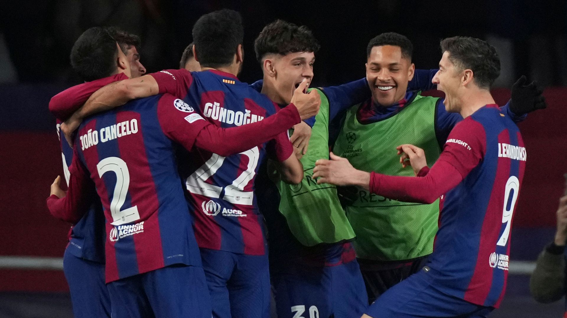 Barca beat Napoli to move into Champions League quarter-final