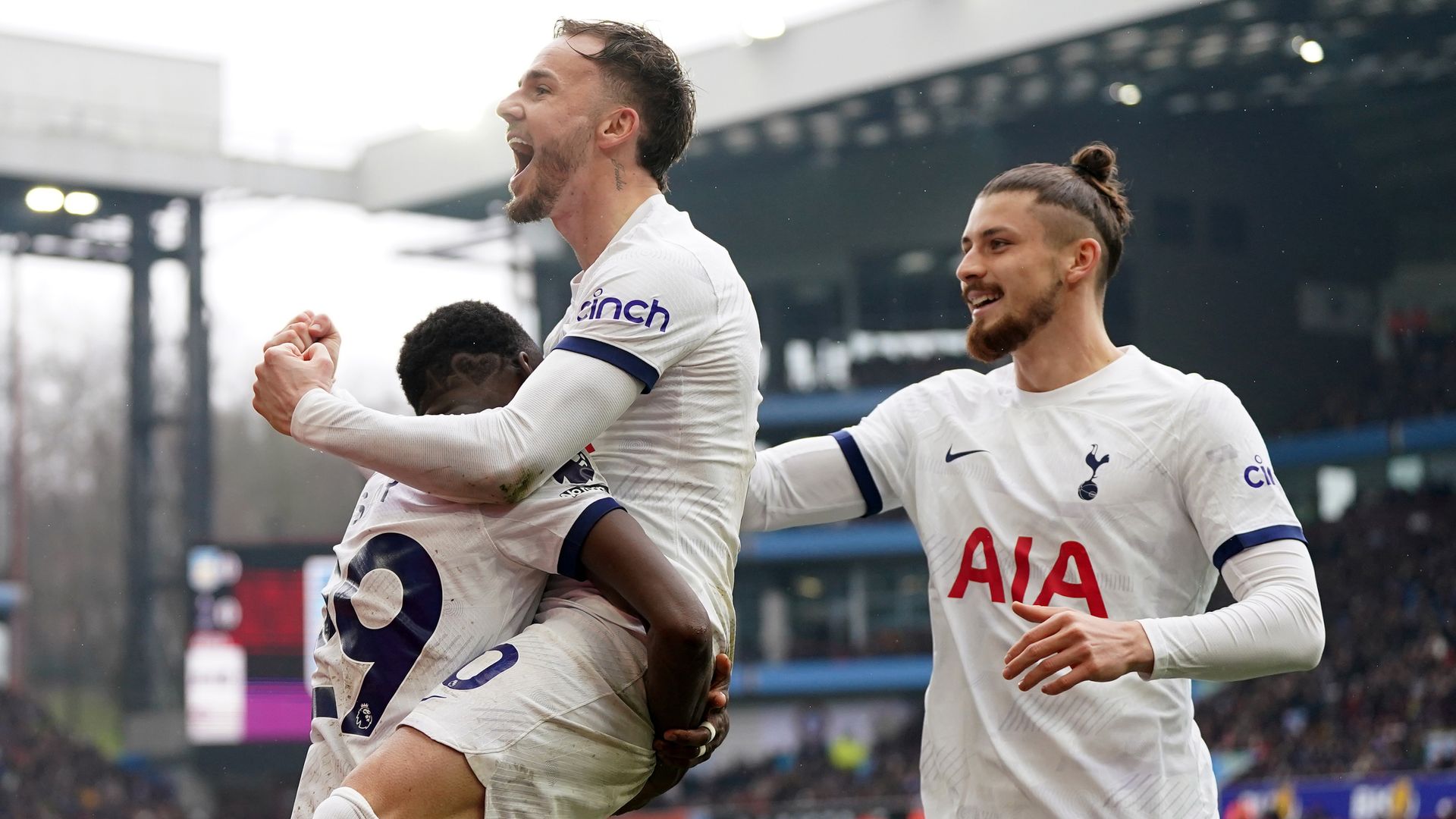 Spurs thrash 10-player Villa to close gap on Champions League rivals
