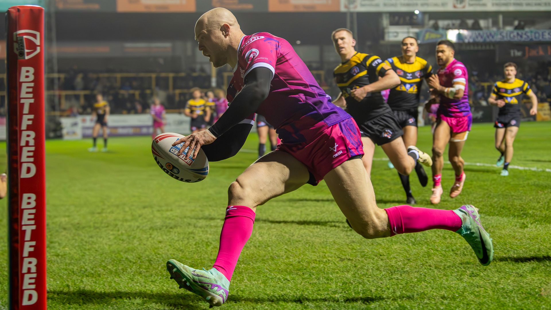 Can Super League's leading try-scorer Swift swoop in for Giants at Rhinos?