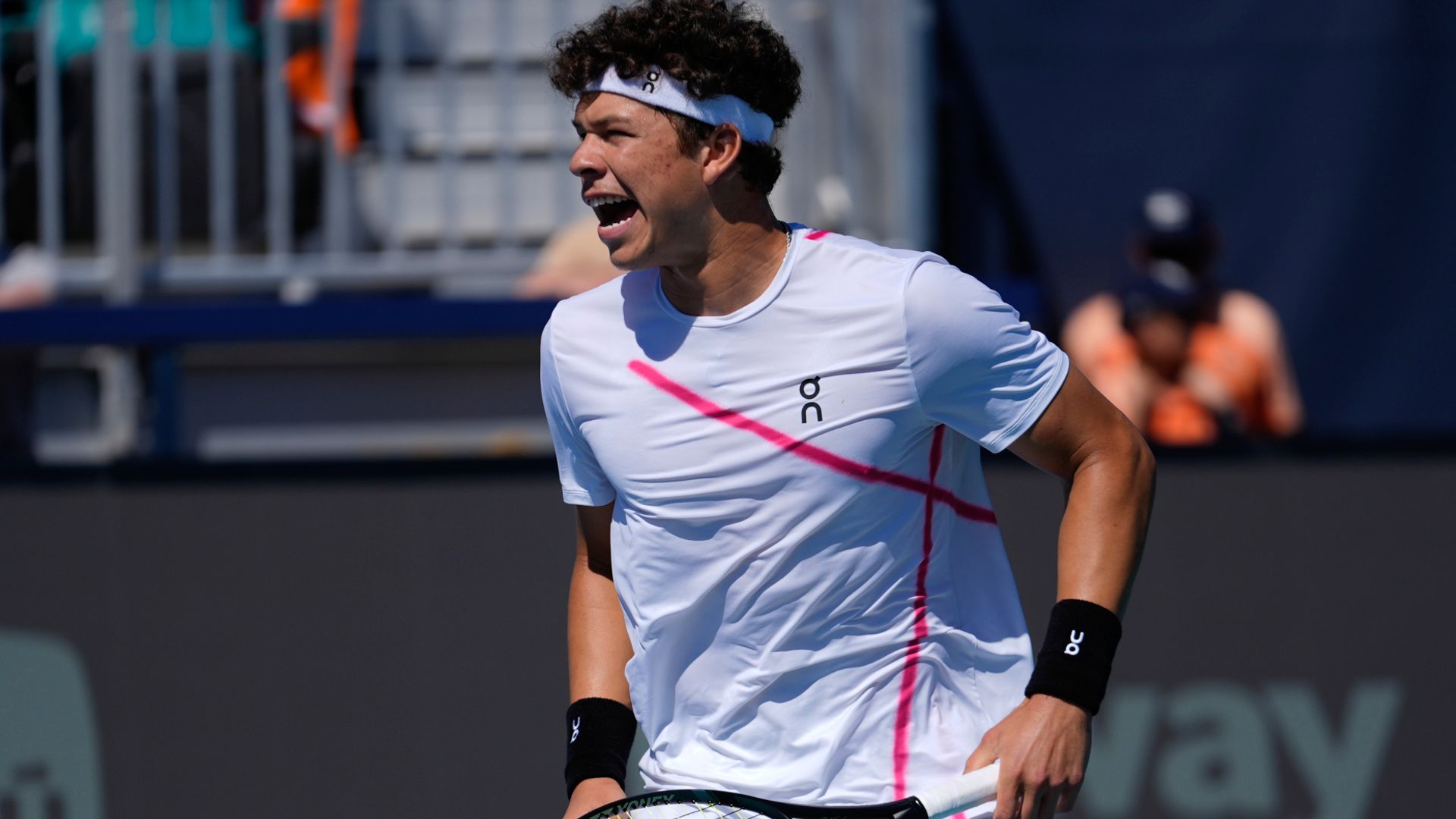 Shelton beats Tiafoe to win title his father once held