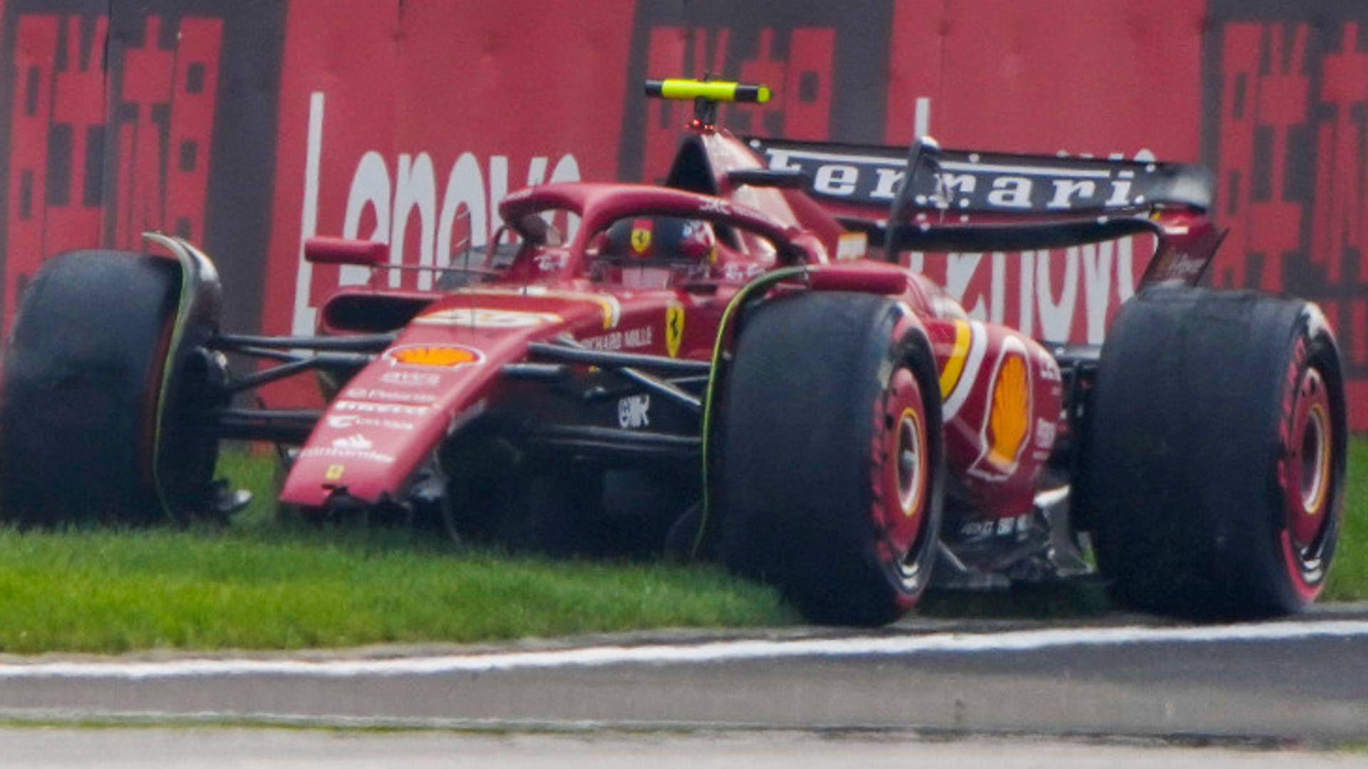 Chinese GP: Sainz makes Q3 despite crash, Hamilton out in Q1 LIVE!