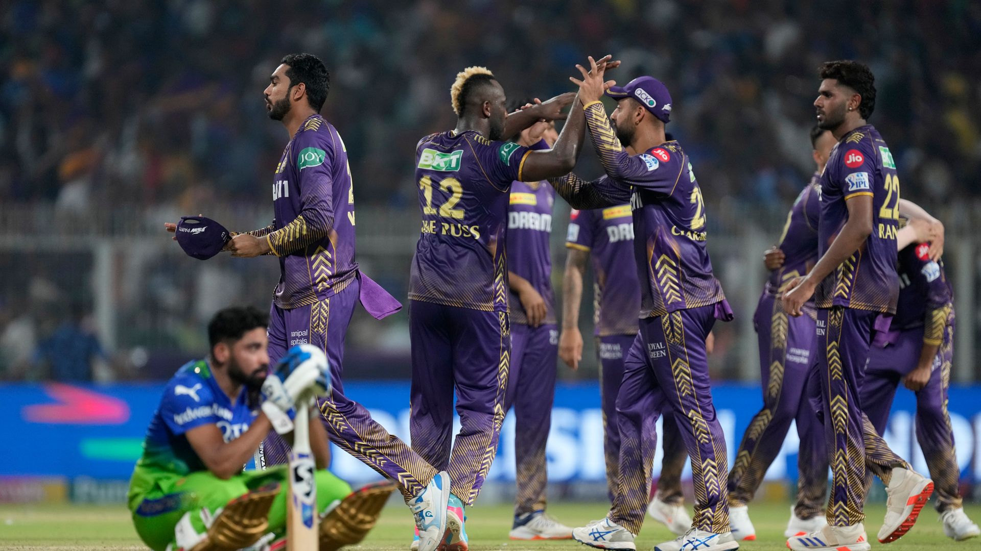 Last-ball thriller sees Knight Riders beat Royal Challengers