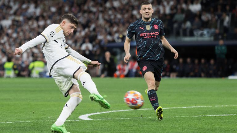 Federico Valverde erzielt beim 3:3 zwischen Real Madrid und Manchester City einen sehenswerten Volleytreffer.