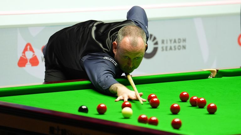 Mark Williams edged in front of last year's surprise semi-finalist Si Jiahui