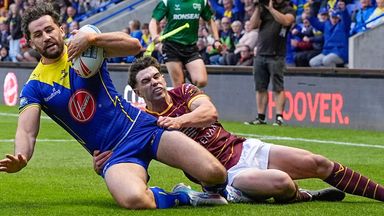 Picture by Olly Hassell/SWpix.com - 05/07/2024 - Rugby League - Betfred Super League Round 16 - Warrington Wolves v Huddersfield Giants - Halliwell Jones Stadium, Warrington, England - Aidan Mcgowan of Huddersfield fails to stop Toby King of Warringt