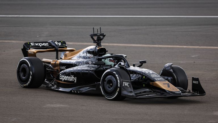 Das modifizierte Formel-2-Auto wurde für den Film in Zusammenarbeit mit Mercedes geschaffen. Neben anderen Aerodynamik-Teilen ist auch der Radstand verlängert, um die Batterien für das Kameraequipment unterzubringen.