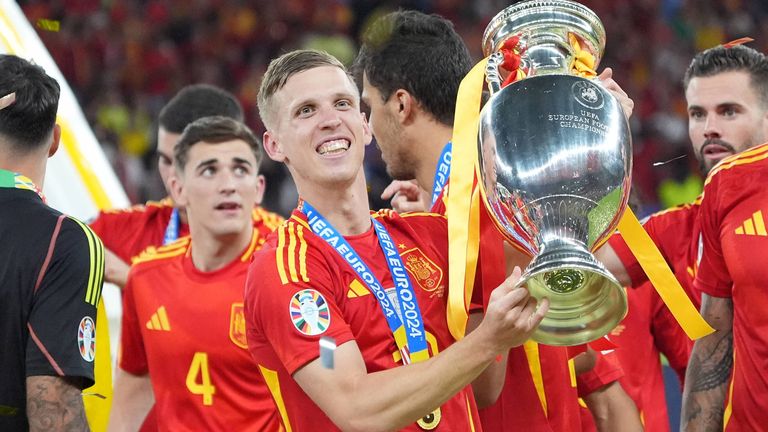 DANI OLMO: Der RB-Star sticht im Viertelfinale mit einem Tor und einer Vorlage dem DFB-Team ins Herz und trifft auch im Halbfinale traumhaft. Im Finale rettet er kurz vor Schluss den EM-Titel. Für RB macht Olmo 25 Spiele bei 13 Scorerpunkten.