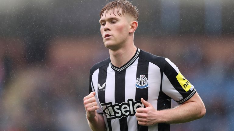 Platz 8: Lewis Hall  (19 Jahre, Linksverteidiger) - wechselt für 33,00 Millionen Euro vom FC Chelsea zu Newcastle United - zuletzt bereits verliehen an Newcastle. 