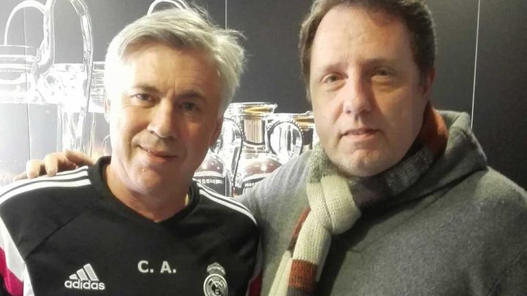 Miguel Gutierrez (r., hier mit Real Madrids Trainer Carlo Ancelotti), berichtet als Journalist über den Fussball in Spanien.