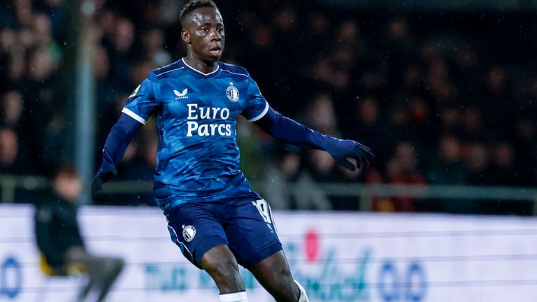 Platz 6: Yakuba Minteh  (19 Jahre, Rechtsaussen) - wechselt für 35,00 Millionen Euro von FC Newcastle United zu Brighton Hove Albion - zuletzt verliehen an Feyenoord. 