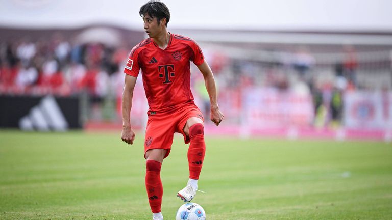 Mit seinem Mittelfussbruch fehlt Hiroki Ito dem FC Bayern noch länger.