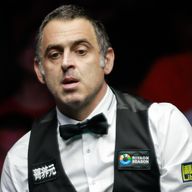 Defending champion Ronnie O'Sulliven was knocked out of the UK Championship after a first-round defeat to Barry Hawkins