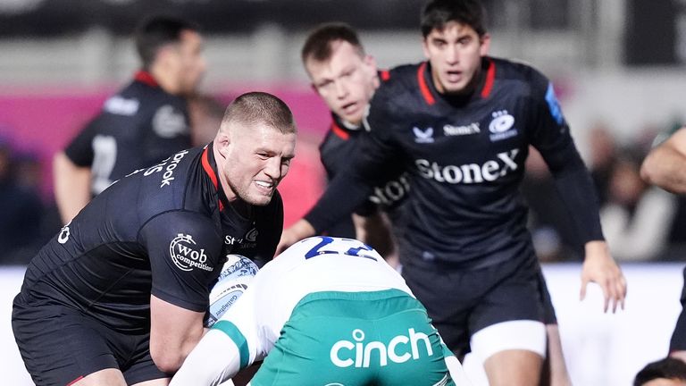 Tom Willis dari Saracens (kiri) ditangani oleh Fraser Dingwall