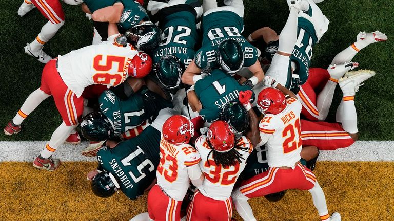 Der erste Touchdown von vielen: Philadelphia Eagles Quarterback Jalen Hurts (Nummer eins) schiebt sich in die Endzone der Kansas City Chiefs.