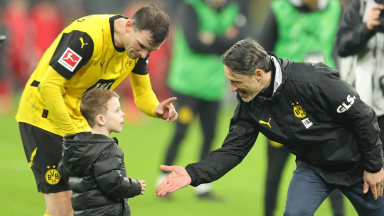 Handschlag mit dem Sohnemann seines neuen Trumpfes: Mittelfeldakteur Pascal Gross blüht unter dem neuen BVB-Coach Niko Kovac auf. Seine starke Leistung mit vier Vorlagen gegen Union Berlin erinnert an die Auftritte in der vergangenen Saison in Brighton.  