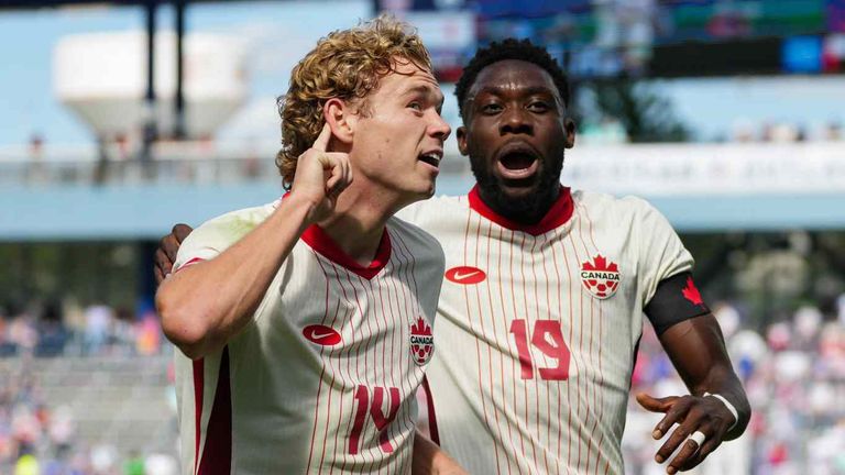 KANADA: Der Co-Gastgeber um Bayern-Star Alphonso Davies (r.) gehört 2026 fest zum WM-Teilnehmerfeld.
