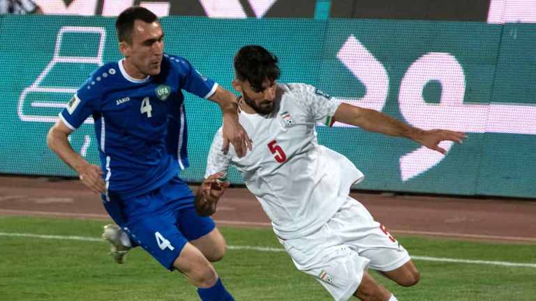 Der Iran hat sich mit einem Unentschieden gegen Usbekistan das Ticket für die WM im kommenden Jahr gesichert.