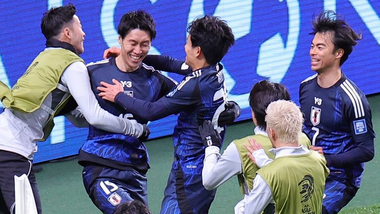 Die japanische Mannschaft feiert den Torschützen Daichi Kamada (2. von l.).