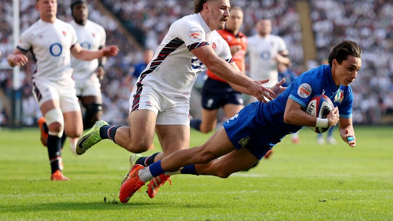 Italy's Ange Capuozzo raced over for their first try, levelling up the contest