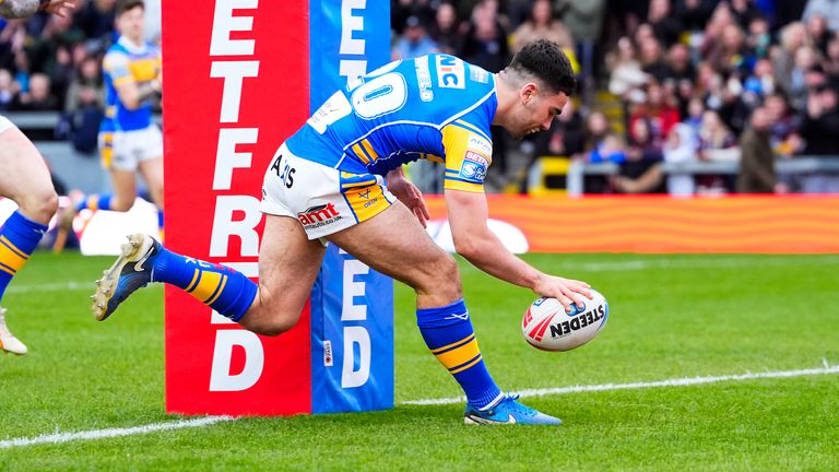 Jack Sinfield también entró para un intento de Leeds en Headingley