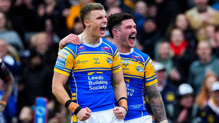 Ash Handley adalah salah satu percobaan ketika Leeds Rhinos mencetak tujuh dalam kemenangan mereka atas Castleford 