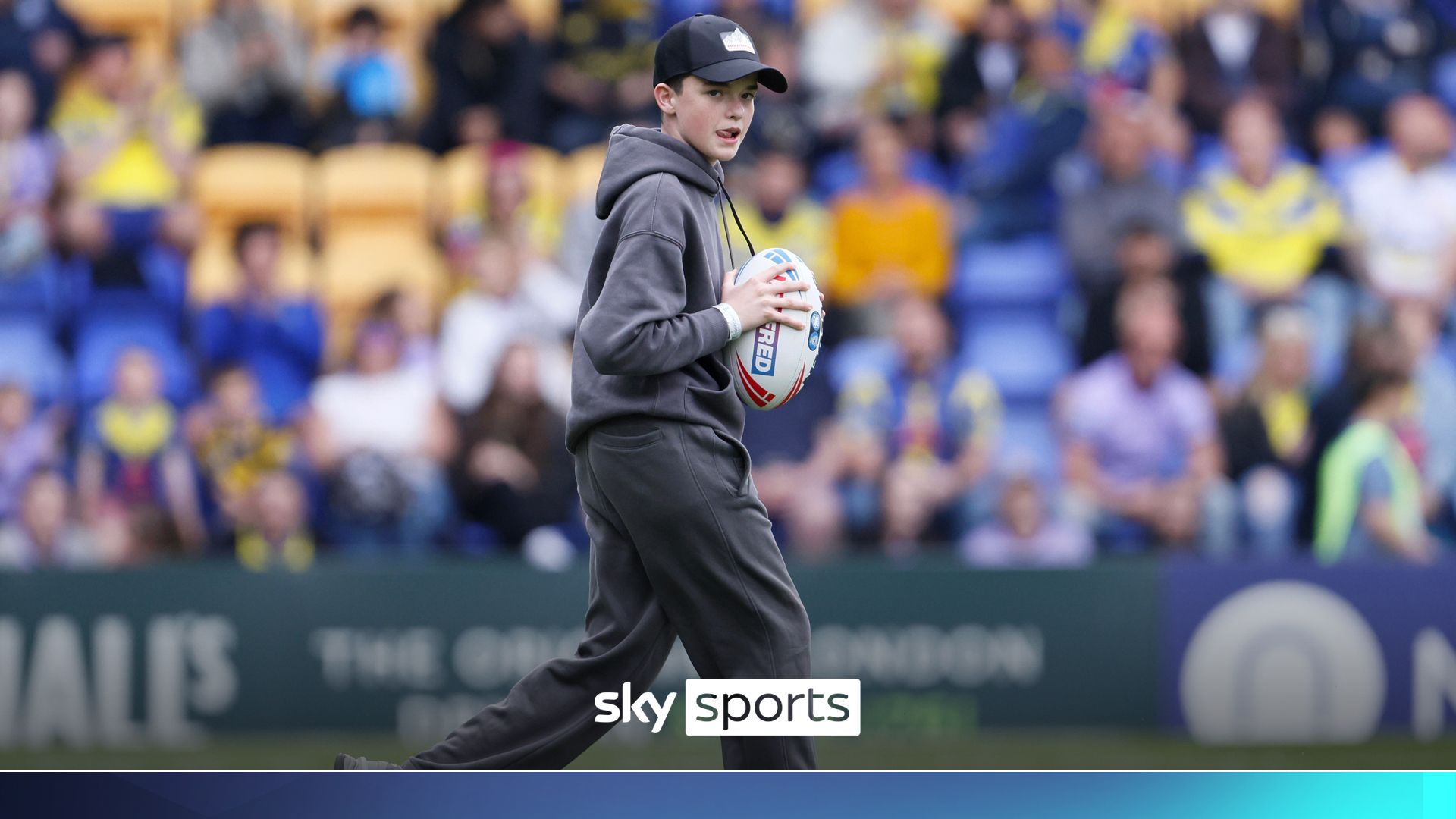 'Adolescence' star delivers match ball at Warrington v Hull FC