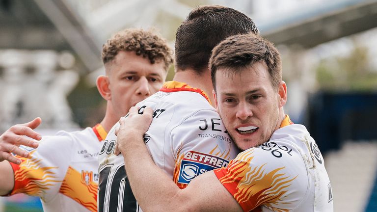 Catalans Dragons posted a dominant Super League victory at Huddersfield Giants on Sunday
