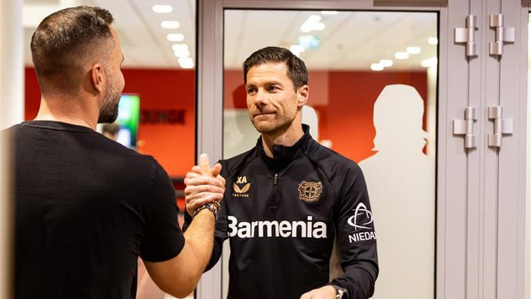 Sky Reporter Marlon Irlbacher beim Handshake mit dem scheidenden Bayer-Coach Xabi Alonso (Quelle: Privat)