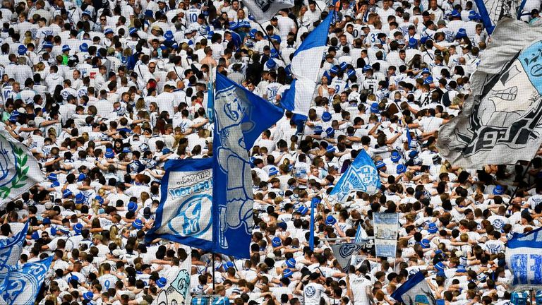 Die S04-Fans kehren ihrer Mannschaft während dem Elversberg-Spiel den Rücken zu.