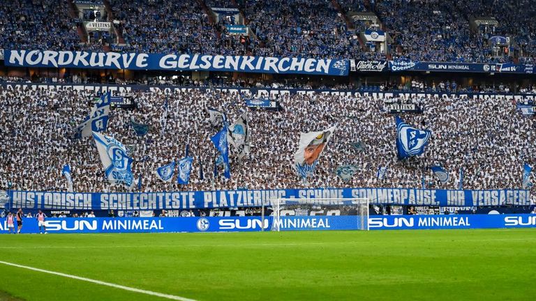 Mit dem Banner "Historisch schlechteste Platzierung - schöne Sommerpause, ihr Versager" schickten die Schalke-Fans eine Botschaft an das eigene Team.