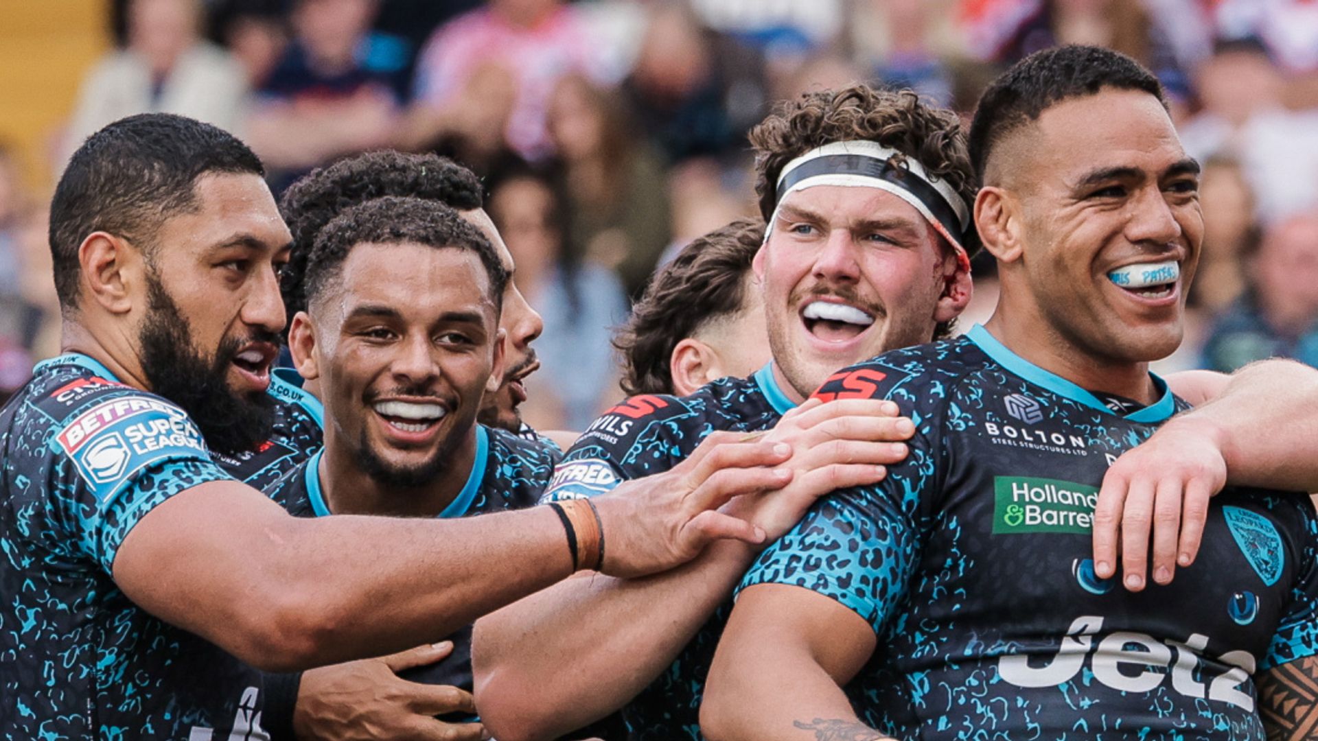 Late try sees Leigh beat Wakefield while St Helens thrash Salford