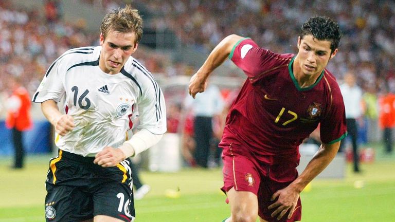 PHILIPP LAHM (41): Seit seinem Karriereende 2017 ist der Ex-Bayern-Star unter anderem als Unternehmer, Kolumnist & in seiner Stiftung tätig.