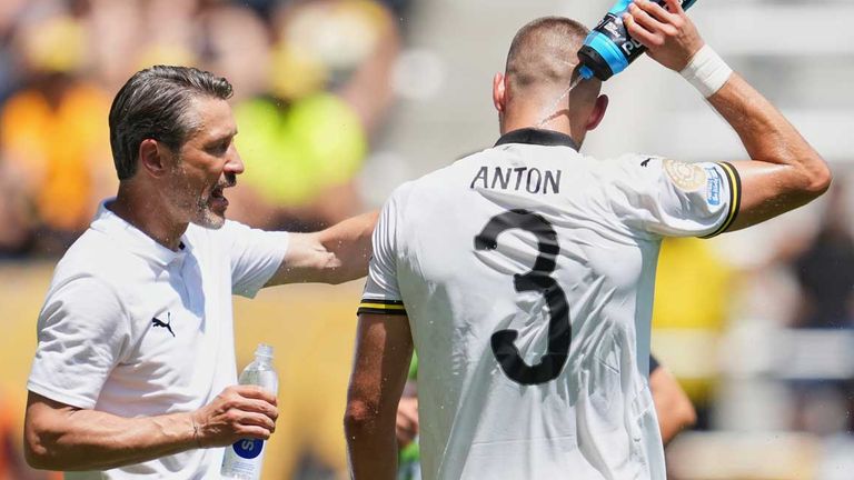 BVB-Trainer Niko Kovac (l.) und Waldemar Anton haben mit der Hitze in den USA zu kämpfen.