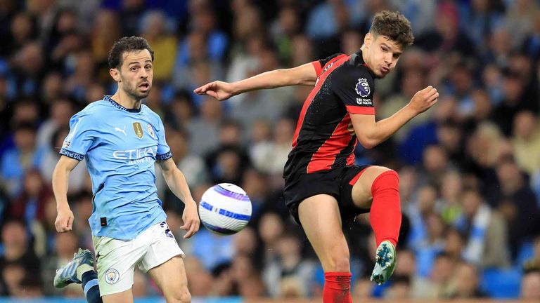 Manchesters Bernardo Silva (l.) im Zweikampf mit Bournemouths Milos Kerkez.