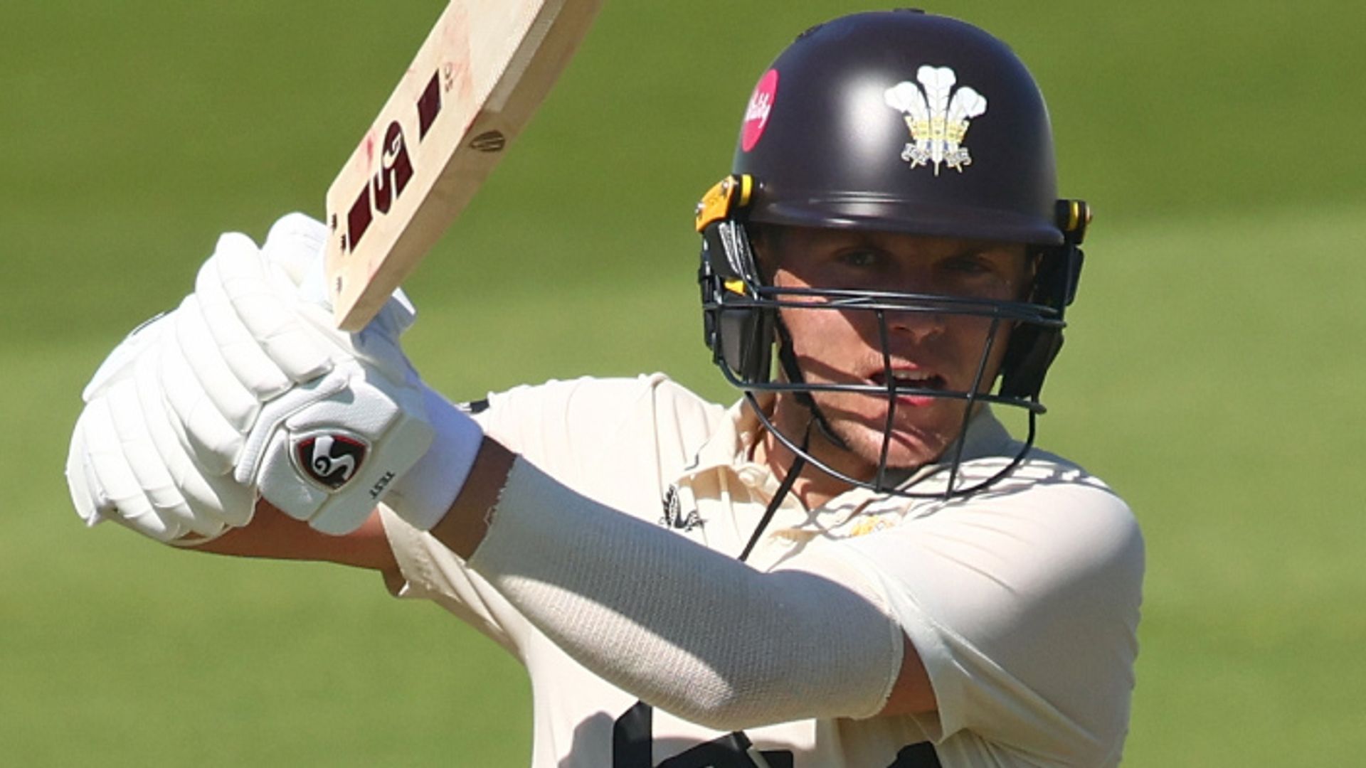 Curran top scores as Surrey continue title push with Durham win