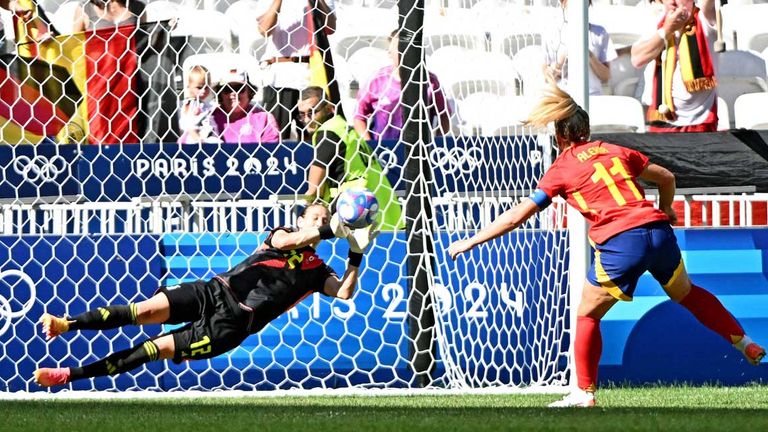 Olympia 2024: Ann-Katrin Berger pariert einen Elfmeter von Spaniens Alexia Putellas.