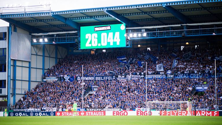 SchücoArena in Bielefeld | Kapazität: 27.332 Zuschauer Zuschauer | Preis pro Bier (0,5 l): X | Preis pro Bratwurst: X