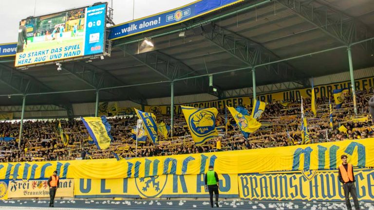 Eintracht-Stadion in Braunschweig | Kapazität:  24.474 Zuschauer | Preis pro Bier (0,5 l): X | Preis pro Bratwurst: X