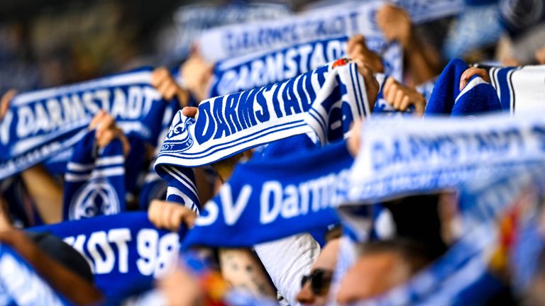 Merck-Stadion am Böllenfalltor in Darmstad| Kapazität: 17.810 Zuschauer | Preis pro Bier (0,5 l): 5 Euro | Preis pro Bratwurst: 4 Euro