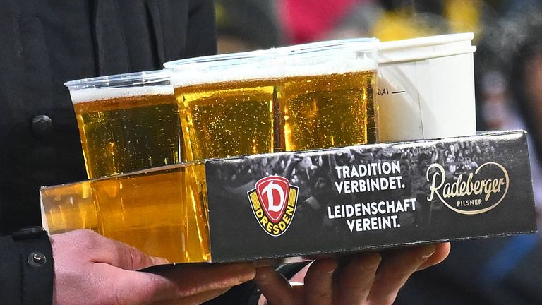 Rudolf-Harbig-Stadion in Dresden | Kapazität: 32.249 Zuschauer | Preis pro Bier (0,5 l): X | Preis pro Bratwurst: X