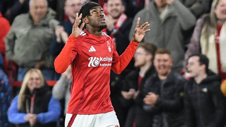 Anthony Elanga bejubelt ein Tor im Trikot von Nottingham Forest.
